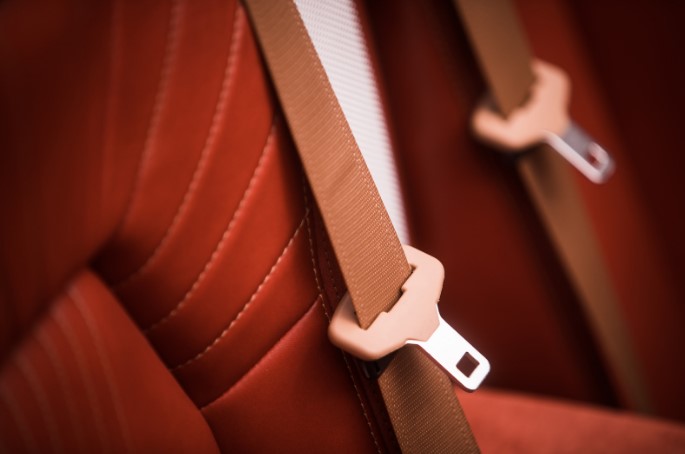 Как выбрать материал для обшивки салона авто: сравнение тканей, кожи и алькантары, преимущества каждого варианта